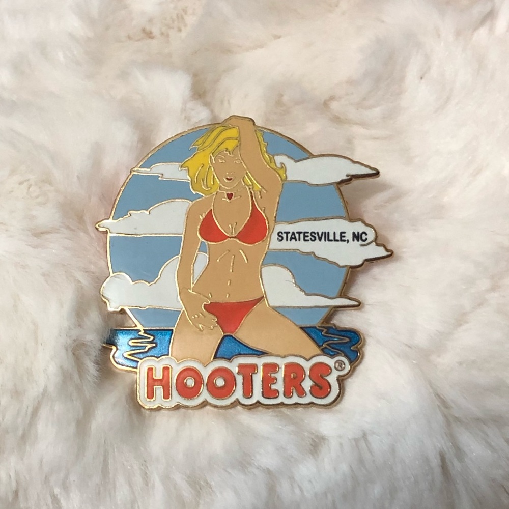 Vintage Hooters pin 🦉